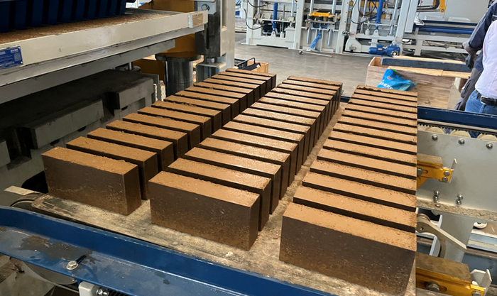 ZN1500 مکمل طور پر خودکار اینٹوں بنانے والی مشین کو سلج ریسورس کے استعمال میں ایسٹ چین کلائنٹ کو بااختیار بنائیں